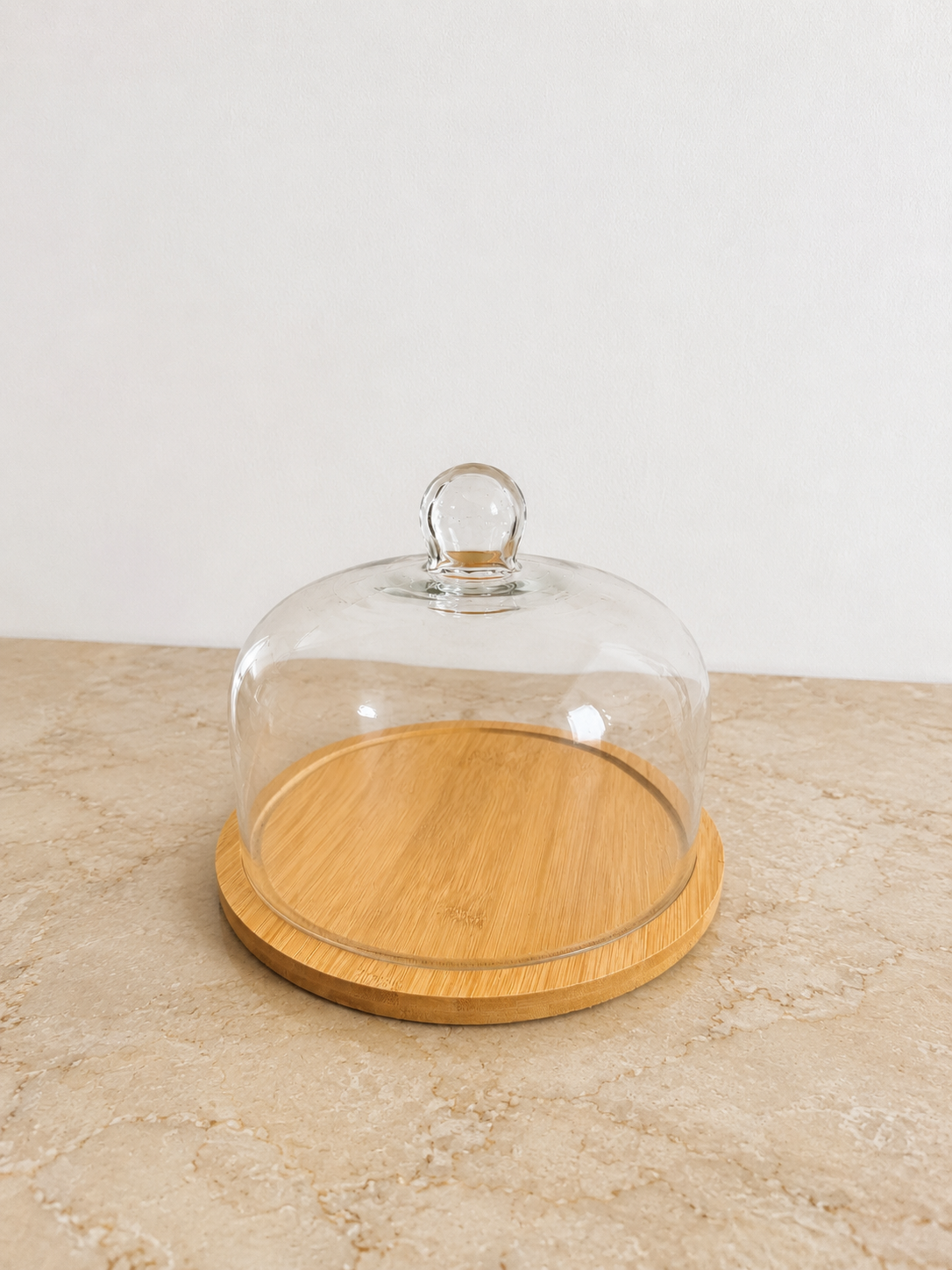 5055431b-c3cd-4b2c-b3ee-b6926604c5ea Campana para torta en vidrio y bambú - Imagen 1