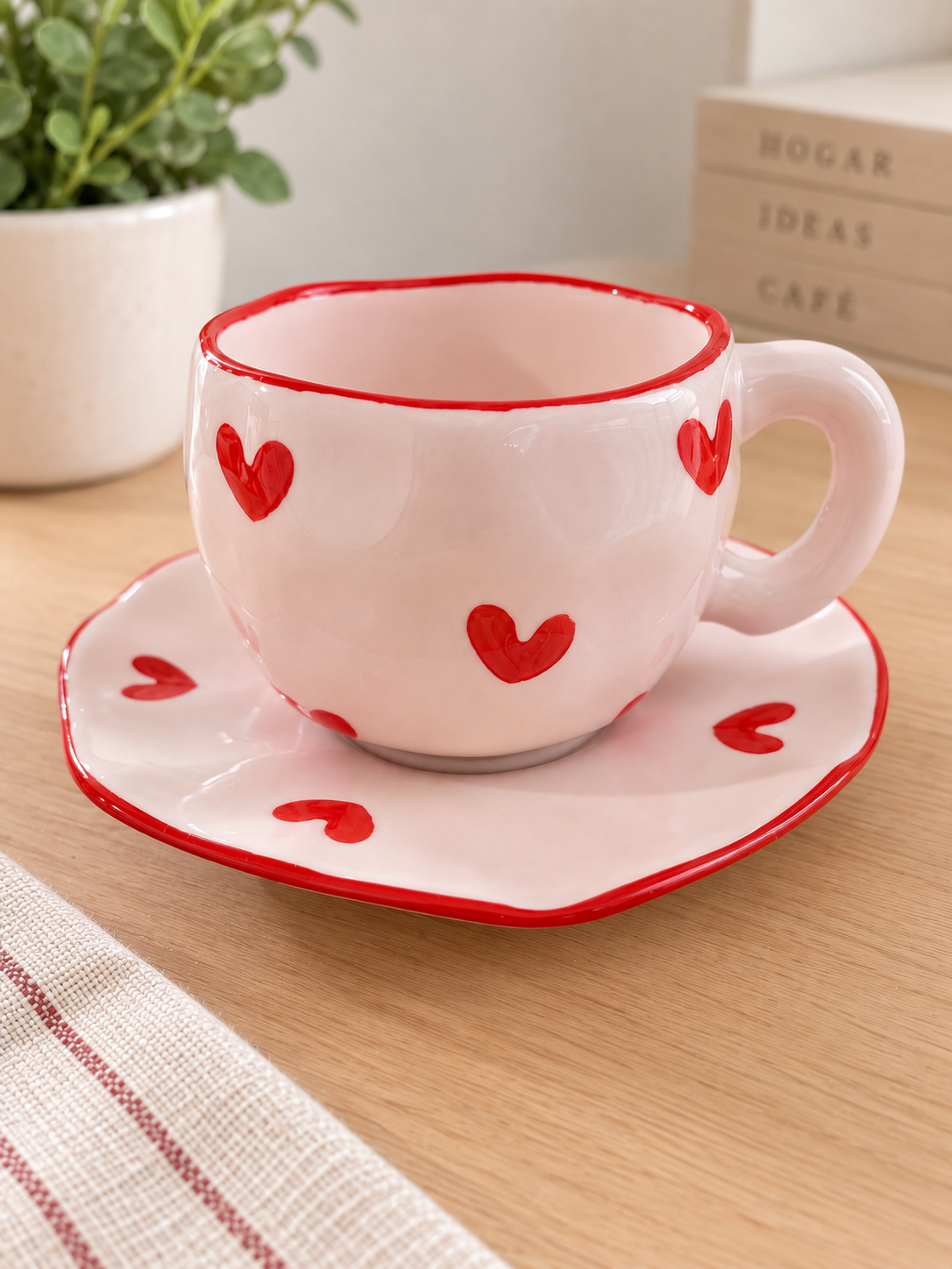6883e52f-cff6-4862-ad69-ef85039fdaa9-3 Set de taza + plato - rosa con corazones rojos - Imagen 1