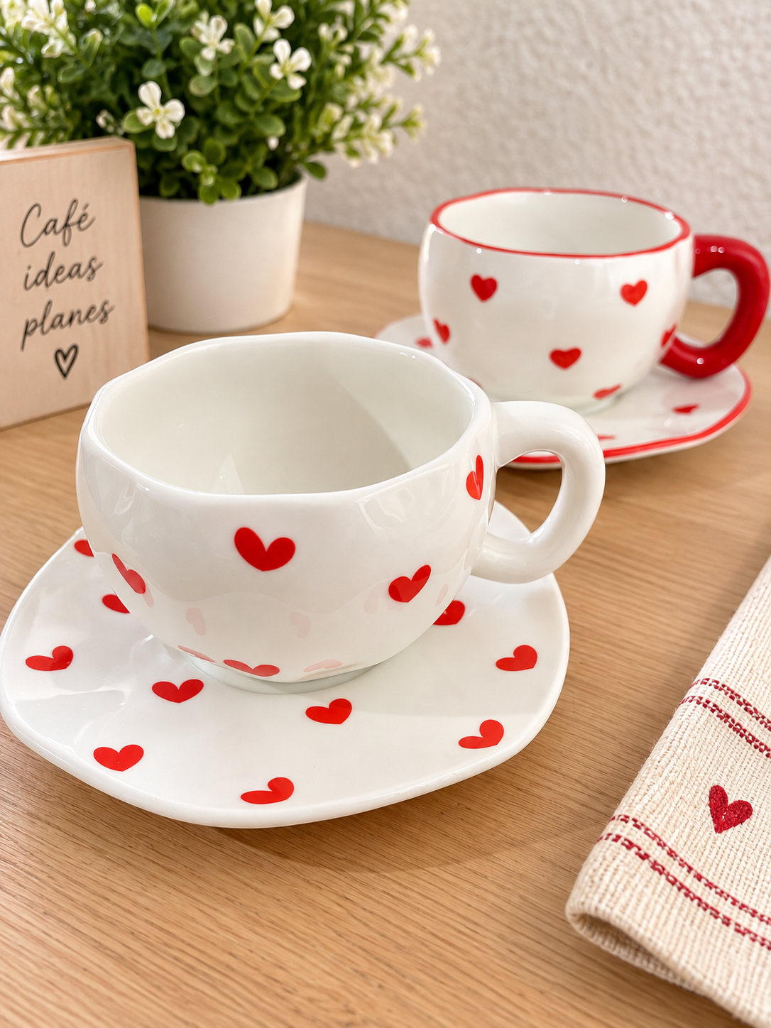 8ae4427f-a361-42e5-93e3-2bfd4d560fb3 Set de taza + plato - blanca con corazones rojos - Imagen 1
