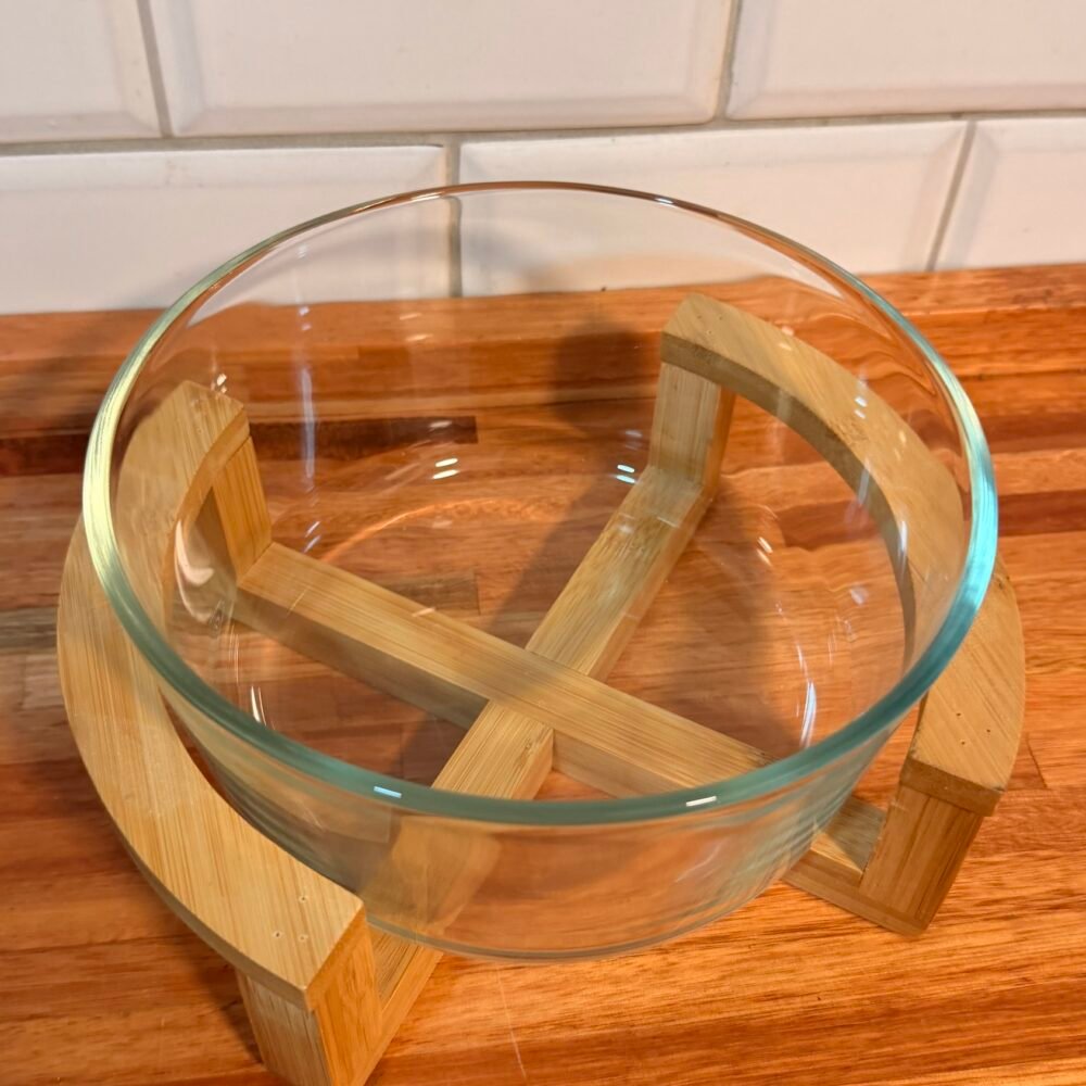 Ensaladera de vidrio con base de bambú
